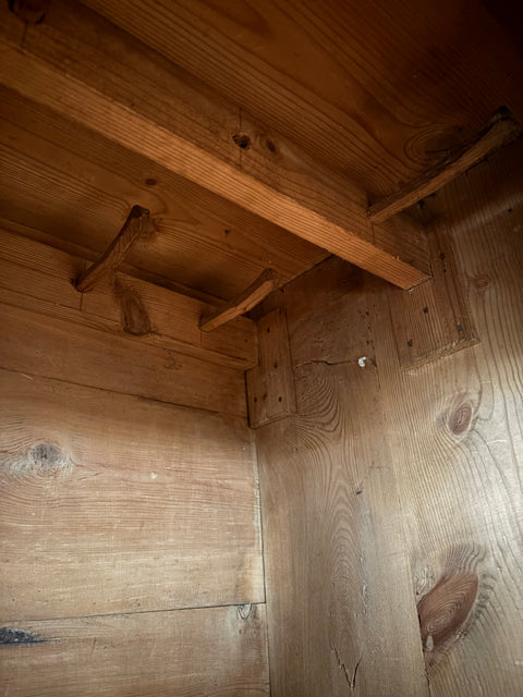 Rostbrauner Kleiderschrank von Weingärtners Genusshandwerk mit zwei Türen und Holzgriff, stilvolle Aufbewahrung für Schlafzimmer.