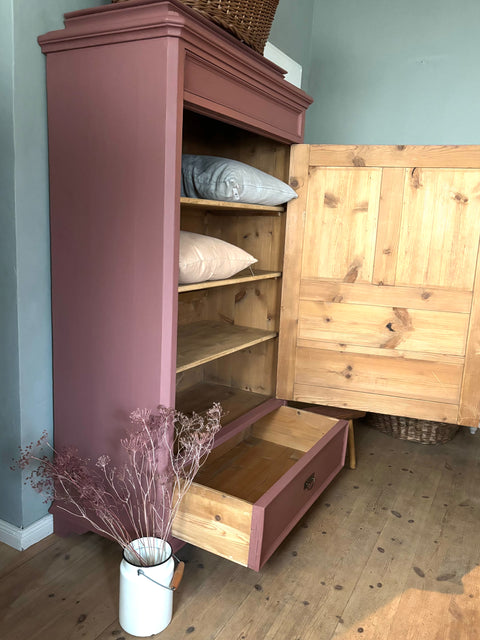 Kleiderschrank in Rostbraun von Weingärtners Genusshandwerk, mit Holzmaserung und eleganter Oberfläche, für stilvollen Stauraum