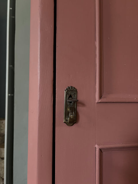 Maroner Kleiderschrank von Weingärtners Genusshandwerk mit rostbrauner Oberfläche und eleganter Holzoptik, Blick auf Türen und Griffe