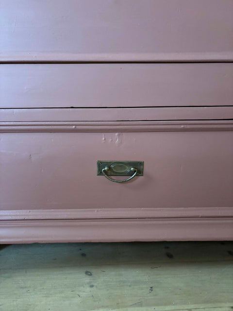 Rostbrauner Kleiderschrank von Weingärtners Genusshandwerk, mit sichtbaren Türen und Holzstruktur, im modernen Design