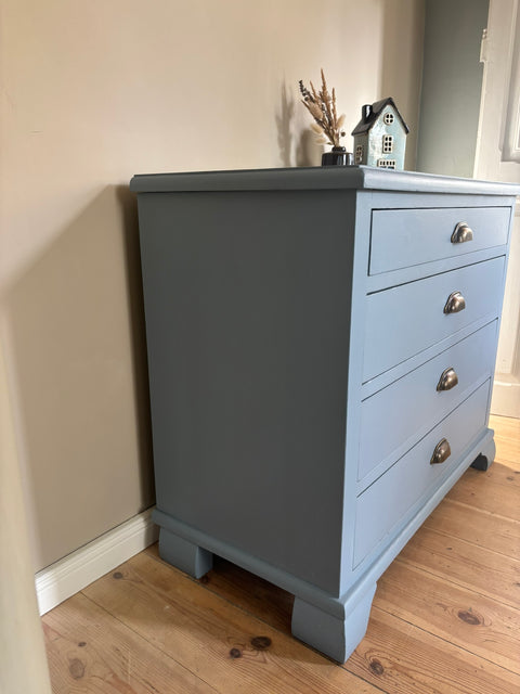 Kleine antike Vintage-Kommode in Hellblau mit Kreidefarbe, Weingärtners Genusshandwerk, detailreiche Holzstruktur, elegante Aufbewahrung