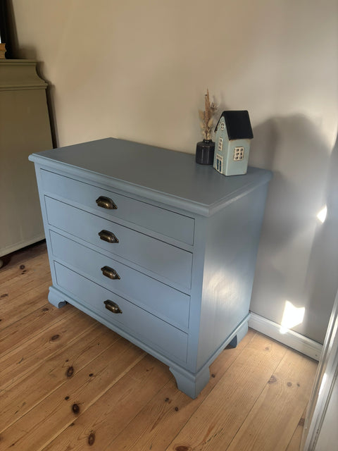 Kleine antike Vintage-Kommode in Hellblau mit Kreidefarbe, detailreiche Holzoberfläche, von Weingärtners Genusshandwerk.