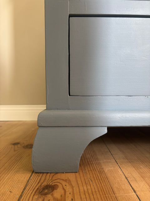 Kleine antike Vintage-Kommode in Hellblau mit Kreidefarbe, stilvoller Möbelstück von Weingärtners Genusshandwerk.