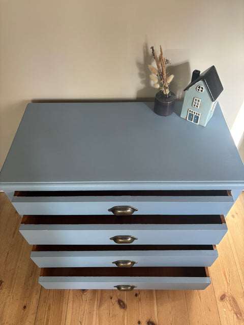 Kleine antike Vintage-Kommode in Hellblau mit Kreidefarbe, stilvoll und charmant, von Weingärtners Genusshandwerk.