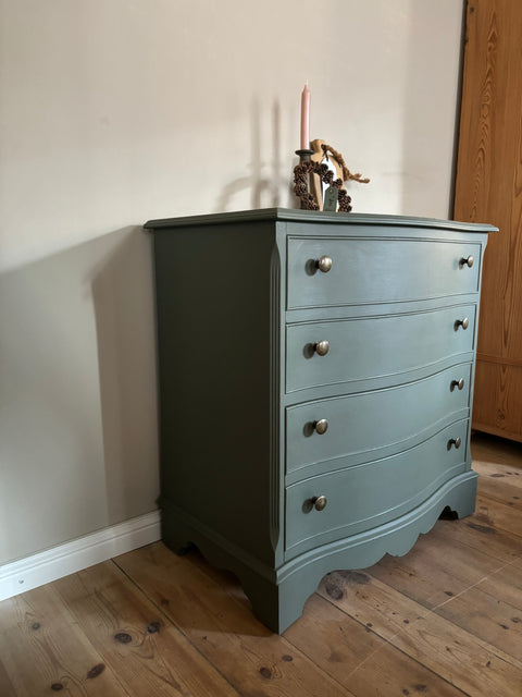 Kleine Vintage-Kommode in Dunkelgrün mit Kreidefarbe, stilvoller Möbelstück, von Weingärtners Genusshandwerk.