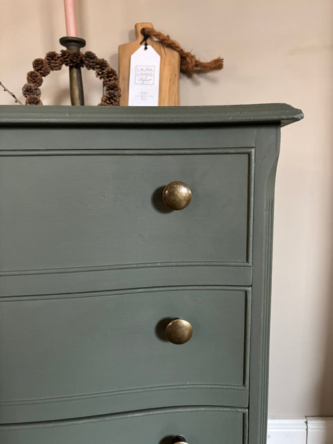 Kleine Vintage-Kommode in dunkelgrüner Kreidefarbe mit Camo-Muster, von Weingärtners Genusshandwerk, detailreiche Holzoberfläche