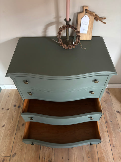 Kleine Vintage Kommode in dunkelgrüner Kreidefarbe mit Camouflage-Muster von Weingärtners Genusshandwerk, detailreiche Holzstruktur