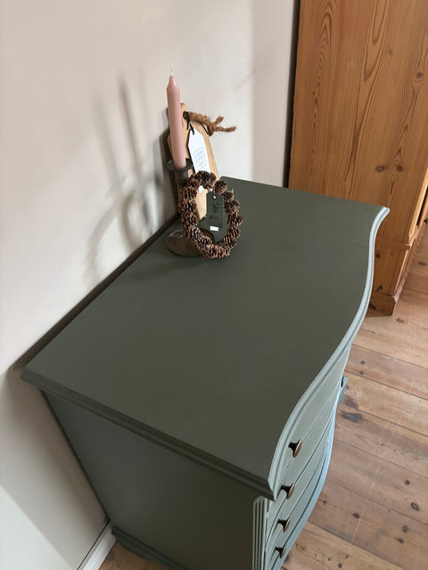 Kleine Vintage Kommode in Dunkelgrün mit Kreidefarbe, von Weingärtners Genusshandwerk, stilvoller Möbel mit Camouflage-Finish