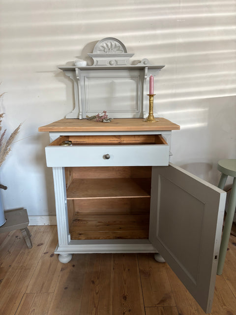 Kleiner alter Schrank von Weingärtners Genusshandwerk, aus Holz, mit antikem Design und sichtbaren Holzmaserungen, detailreiche Oberfläche