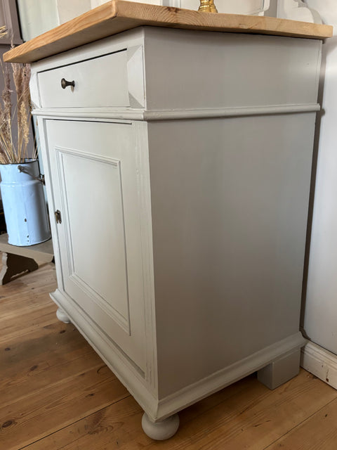 Kleiner alter Schrank von Weingärtners Genusshandwerk mit antikem Holzdesign, sichtbare Holzstruktur und handgefertigte Details
