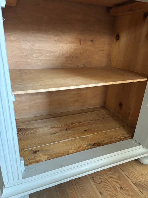 Kleiner alter Kleiderschrank von Weingärtners Genusshandwerk mit antikem Holzdesign und dekorativen Details.