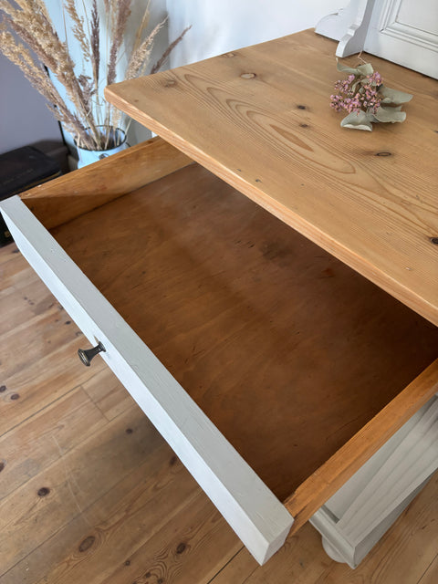 Kleiner alter Schrank von Weingärtners Genusshandwerk, aus Holz gefertigt, mit sichtbaren Altersspuren und antikem Design.