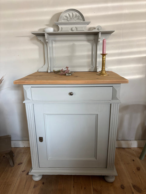 Kleiner alter Schrank von Weingärtners Genusshandwerk, antiker Holzschrank mit rustikalem Design, sichtbare Holzmaserung und alte Beschläge