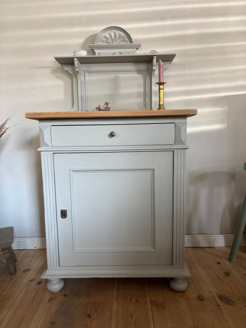 Kleiner alter Schrank von Weingärtners Genusshandwerk, rustikaler Holzschrank mit antikem Charme und detaillierten Holzarbeiten.