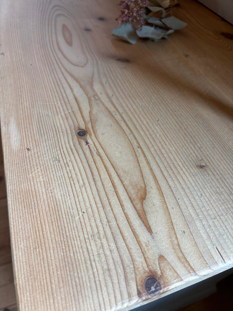 Kleiner alter Schrank von Weingärtners Genusshandwerk, aus Holz gefertigt, mit antikem Design und sichtbaren Gebrauchsspuren