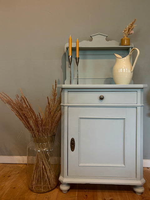 Kleiner alter Schrank mit Holzblende | Kreidefarbe Madame Detalle - Weingärtners Genusshandwerk