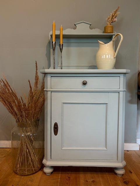 Kleiner alter Schrank mit Holzblende | Kreidefarbe Madame Detalle - Weingärtners Genusshandwerk