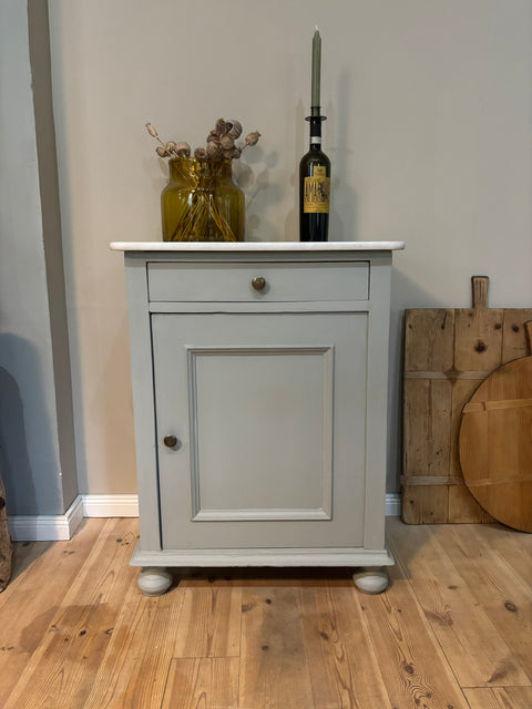 Kleiner alter Nachttisch mit Marmorplatte in grüngrauer Kreidefarbe von Weingärtners Genusshandwerk, detailreiche Holzstruktur.