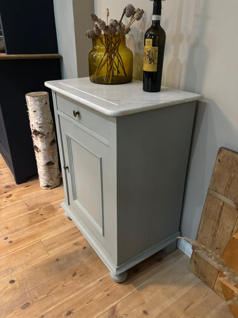 Kleiner Nachttisch mit Marmorplatte in grüngrauer Kreidefarbe, Weingärtners Genusshandwerk, stilvoller Nachttisch mit Schublade