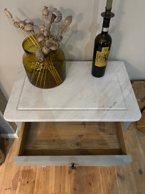 Kleiner alter Nachttisch mit Marmorplatte, grüngraue Kreidefarbe, Weingärtners Genusshandwerk, vintage Stil, detailreiche Oberfläche