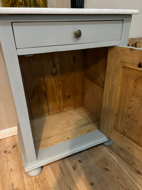 Kleiner alter Nachttisch mit Marmorplatte in grüngrauer Kreidefarbe von Weingärtners Genusshandwerk, detailreiche Holzstruktur.