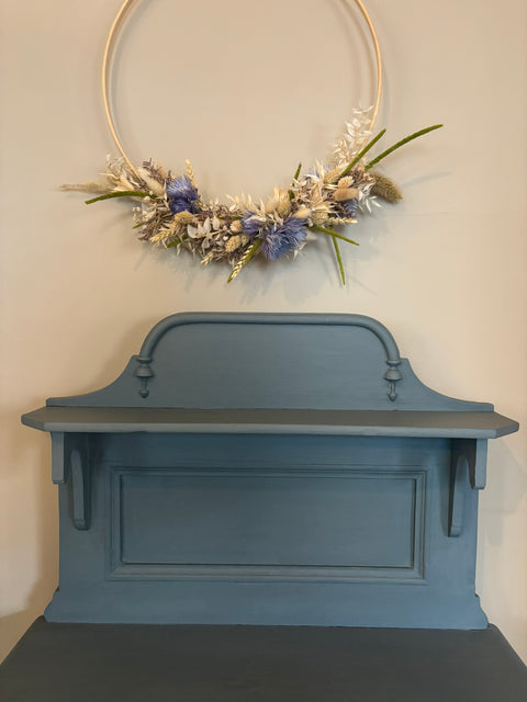 Kleiner Nachttisch mit verzierter Holzblende in blaugrauer Kreidefarbe, Weingärtners Genusshandwerk, detailreiche Handwerksarbeit