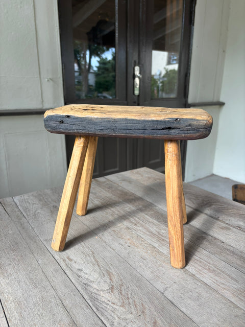 Kleiner Vintage-Holzhocker – naturbelassen & rustikal – Weingärtners Genusshandwerk