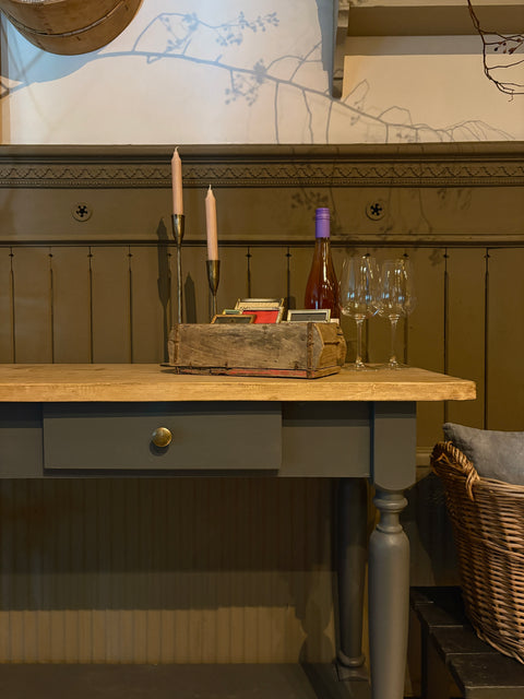 Landhaus Sideboard aus Kreidefarbe Graphite mit Holzgriffen, stilvoller Konsolentisch von Weingärtners Genusshandwerk