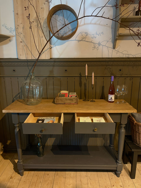 Landhaus Sideboard aus Kreidefarbe Graphite von Weingärtners Genusshandwerk, Holzkonsole mit eleganter Oberfläche.