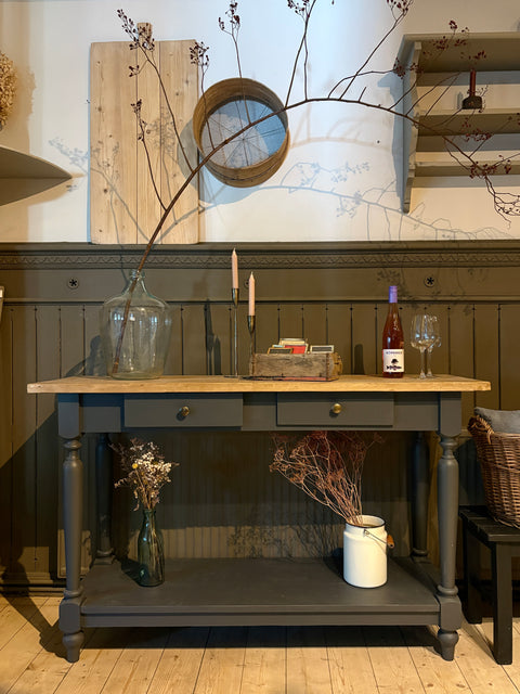 Landhaus-Sideboard in Kreidefarbe Graphit von Weingärtners Genusshandwerk, mit Holzgriff und vintage Stil.