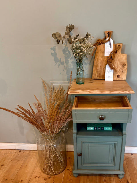 Nachttisch aus Holz in grün | Olive - Weingärtners Genusshandwerk