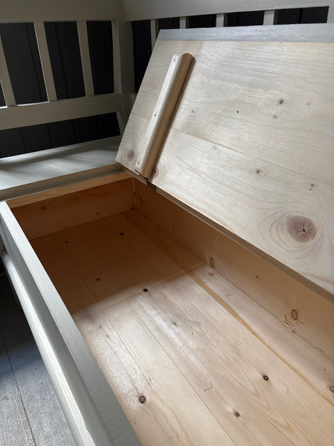 Moderne Truhenbank 146cm mit Mattlack in Muschelsucher-Farbe, aus Weingärtners Genusshandwerk gefertigt, mit Holzstruktur und Sitzfläche