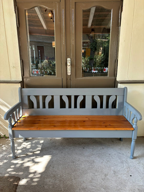 Truhenbank 160cm in Kreidefarbe Moabit von Weingärtners Genusshandwerk, sichtbar mit Holzstruktur und eleganten Details