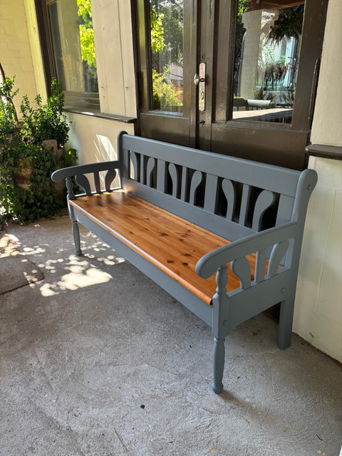 Helle Truhenbank in 160cm Länge aus Kreidefarbe Moabit von Weingärtners Genusshandwerk, mit Holzoptik und stabilem Design