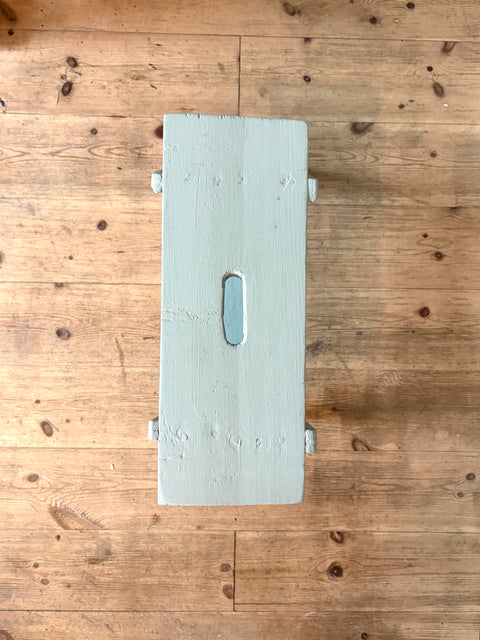 Vintage-Holzschemel/Hocker leicht schräg – Verdigris (grün-grau) - Weingärtners Genusshandwerk