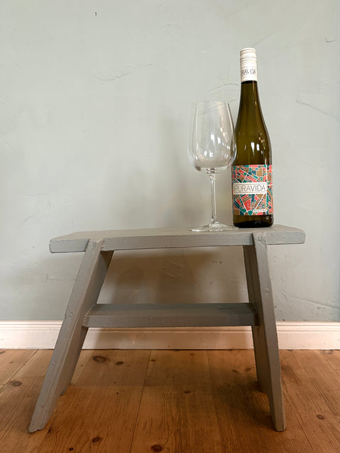 Vintage-Holzschemel/Hocker leicht schräg – Verdigris (grün-grau) - Weingärtners Genusshandwerk