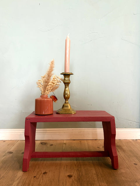 Vintage-Holzschemel oder Hocker in Rot von Weingärtners Genusshandwerk, aus Holz mit dekorativem Vintage-Design.