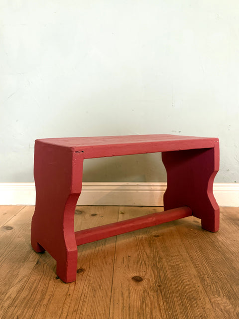 Vintage-Holzschemel oder Hocker in Rot von Weingärtners Genusshandwerk, aus Holz gefertigt, mit rustikalem Design.