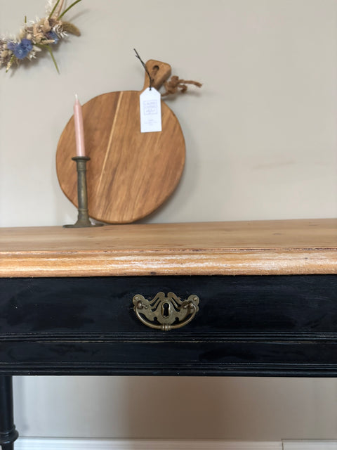 Vintage Holztisch von Weingärtners Genusshandwerk, schwarzer Tisch mit matt lackierter Platte, Maße 126x71,5 cm.