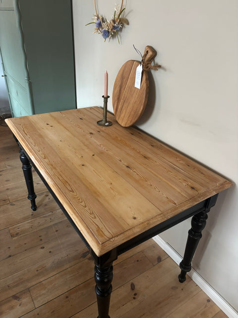 Vintage Holztisch von Weingärtners Genusshandwerk mit matt schwarzer Lackierung, Maße 126x71,5cm, elegantes Design in Midnight Black