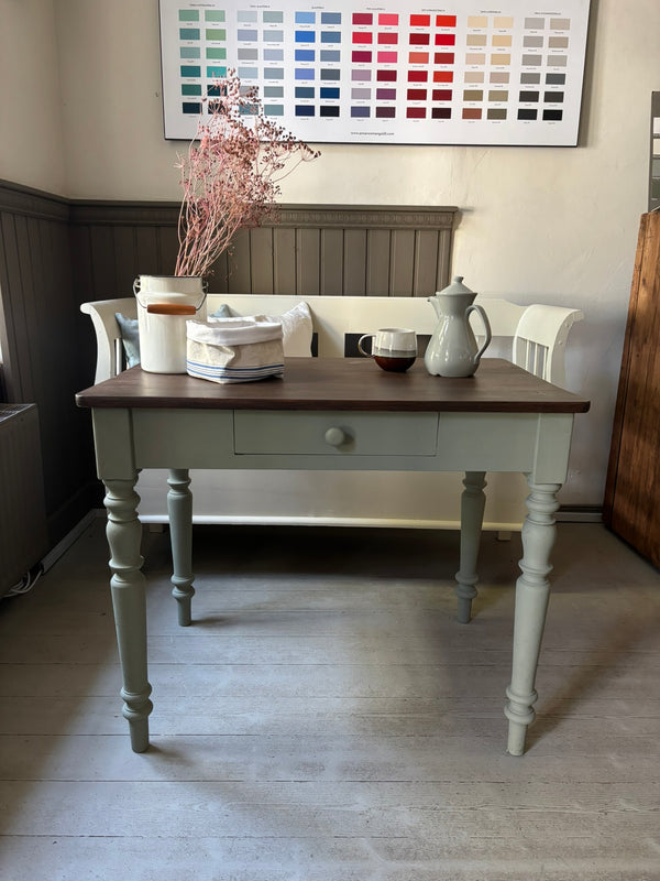 Vintage Holztisch mit Schublade (63x94cm)