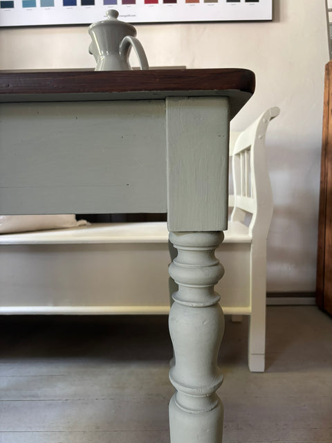 Vintage Holztisch mit Schublade von Weingärtners Genusshandwerk, 63x94cm, aus Holz, detailreiche Oberfläche, elegantes Design