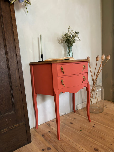 Vintage Nachttisch/Beistelltisch mit Schubladen | Die Königin von Saba (rot) - Weingärtners Genusshandwerk