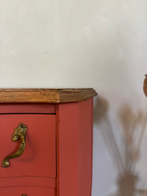 Vintage Nachttisch/Beistelltisch mit Schubladen | Die Königin von Saba (rot) - Weingärtners Genusshandwerk