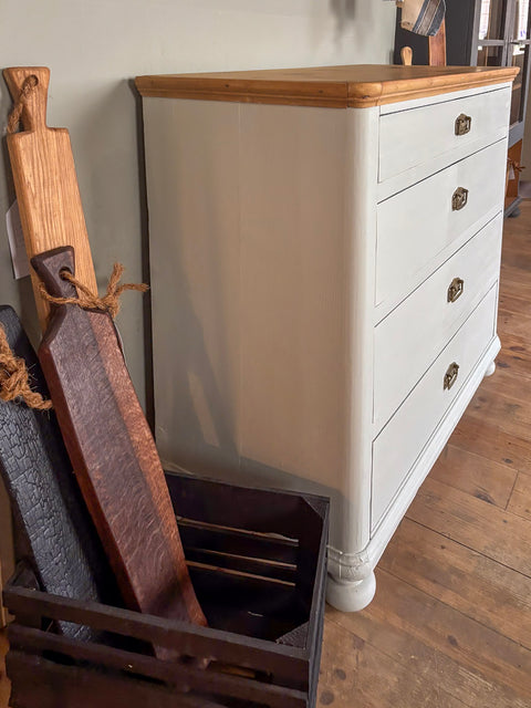 Vintage Weingärtners Genusshandwerk Kommode aus Weichholz in Lake Whisper Green, grün-weiße Kreidefarbe, stilvolle Möbel.