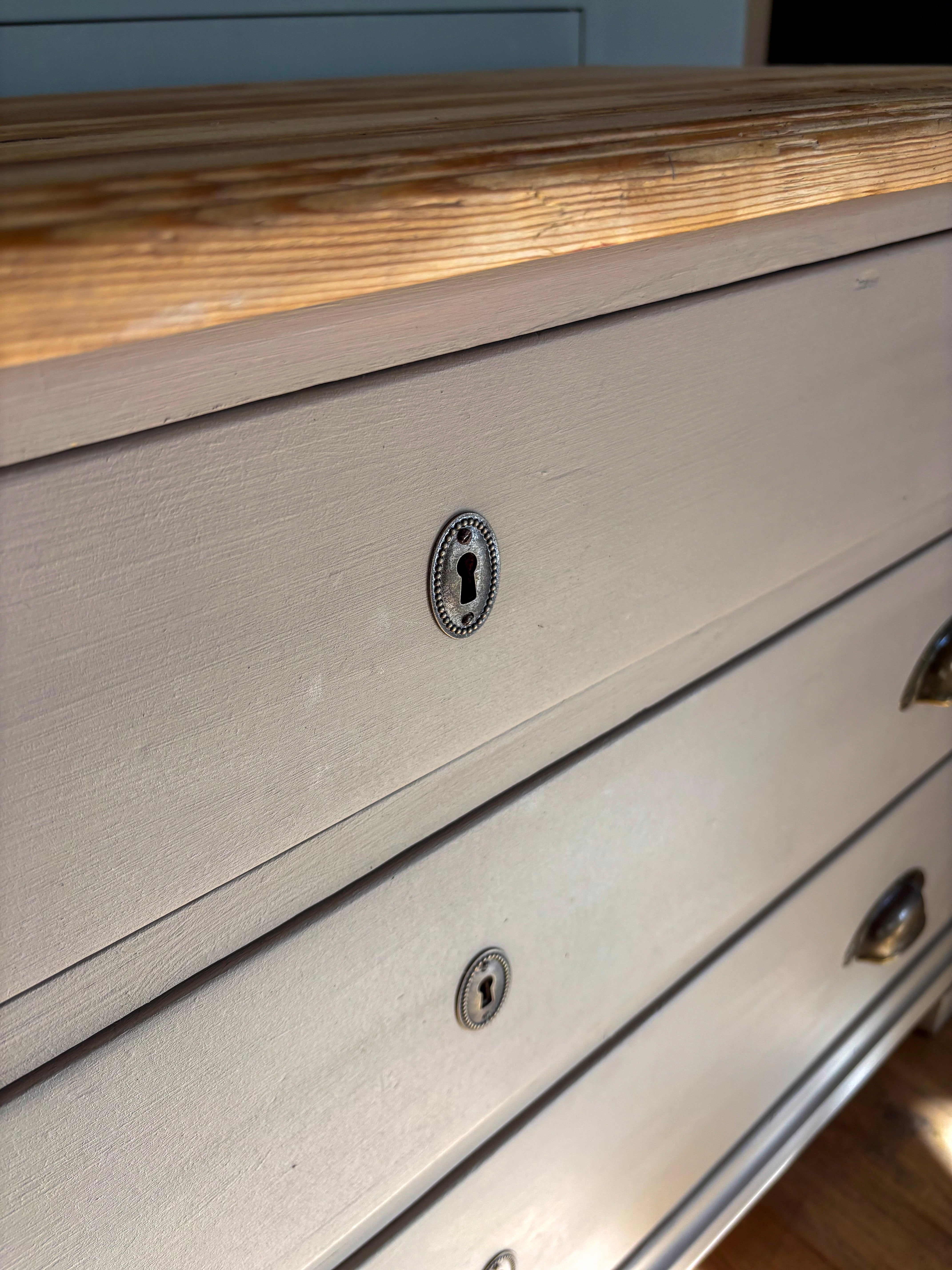 Vintage Weingärtners Genusshandwerk Weichholz-Sideboard mit Naturholzplatte, Tundra-Kreidefarbe, dunkelbeige, stilvolle Kommode