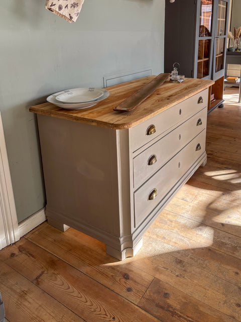 Vintage Weichholz-Sideboard mit Naturholzplatte in Tundra-Kreidefarbe, dunkelbeige, von Weingärtners Genusshandwerk