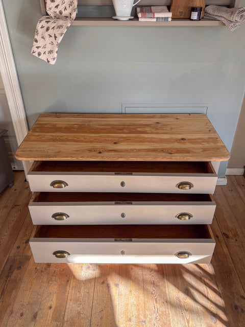 Vintage Weichholz-Sideboard mit Naturholzplatte, Kreidefarbe Tundra, dunkelbeige, von Weingärtners Genusshandwerk, detailreiche Ansicht