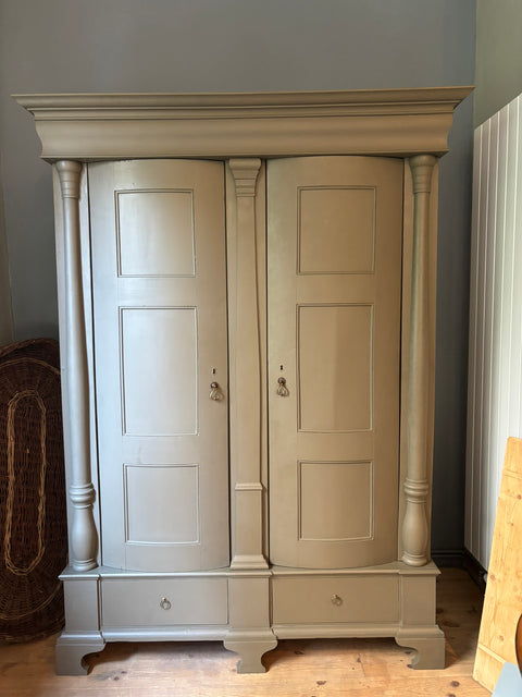 Vintage Zweitüriger Kleiderschrank von 1857 in Raw Umber, grün-braun, mit antikem Holzdesign und kunstvollen Details.