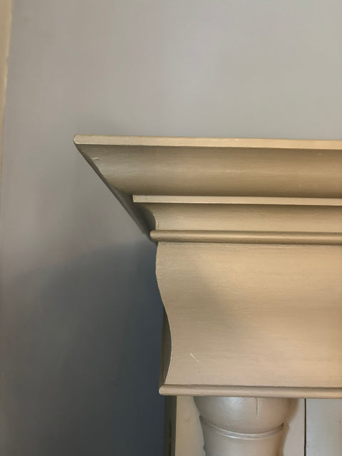 Vintage Zweitüriger Kleiderschrank von 1857 in Raw Umber, grün-braun, mit antikem Holzdesign und traditionellen Griffe.